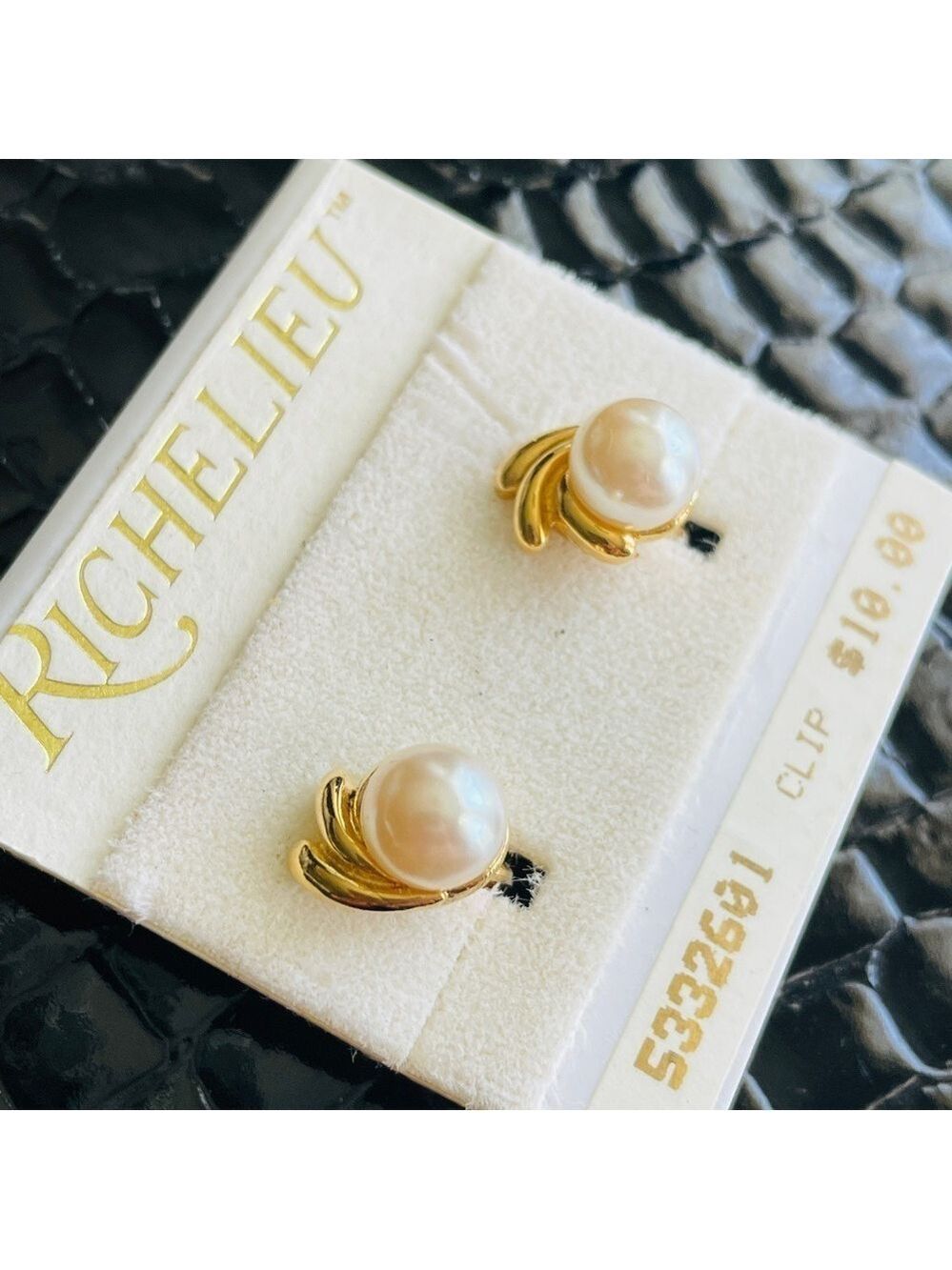 Vintage RICHELIEU Dainty Faux Pearl Gold Tone Swirl Clip On Retro Earrin… - Picture 4 of 15